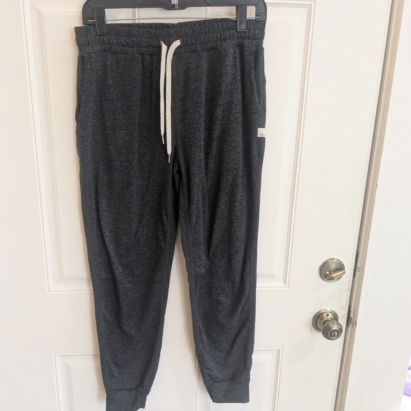 Vuori Performance Jogger In Charcoal - Picture 3 of 5